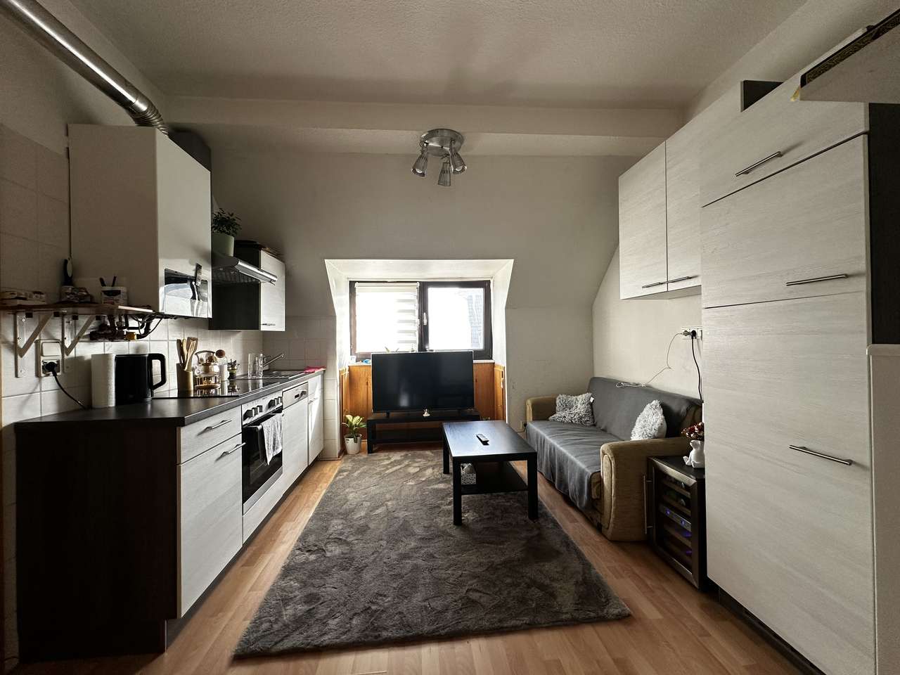 Flingern 1,5 Zimmerwohnung, Bad mit Fenster im 3. Obergeschoss Flingern 1,5 Zimmerwohnung, Bad mit Fenster im 3. Obergeschoss