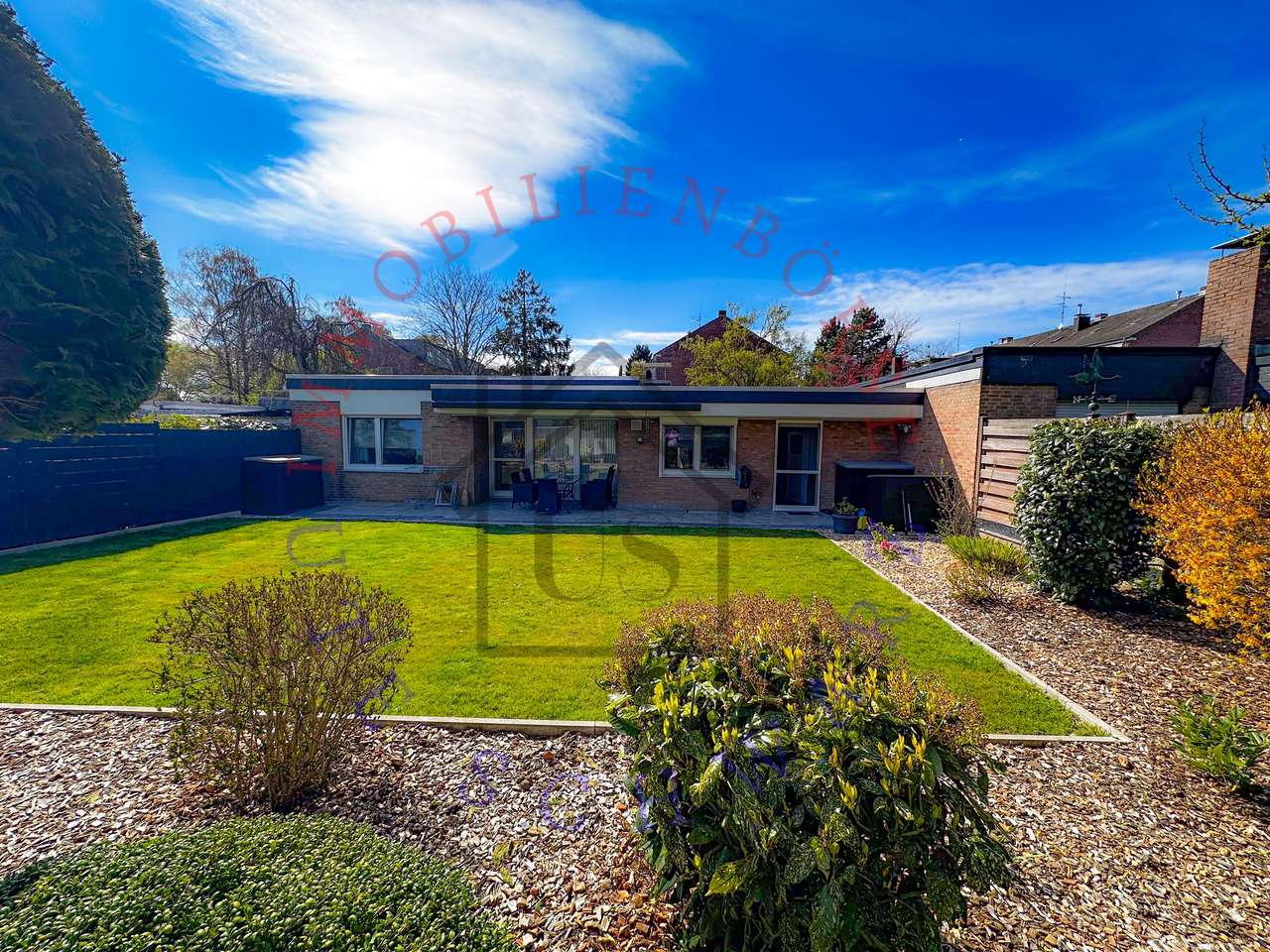 Top Sanierter Reihenmittelbungalow mit Garage, 5 Stellplätzen, Klimaanlage & wohnlichem Keller Top Sanierter Reihenmittelbungalow mit Garage, 5 Stellplätzen, Klimaanlage & wohnlichem Keller