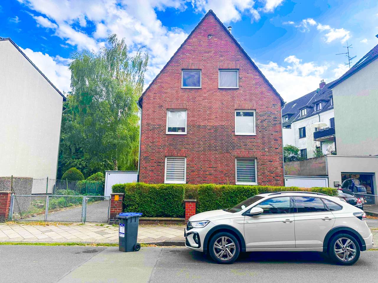 Attraktives Mehrfamilienhaus mit drei Wohneinheiten, großem Garten und zwei Garagen in Düsseldorf Attraktives Mehrfamilienhaus mit drei Wohneinheiten, großem Garten und zwei Garagen in Düsseldorf