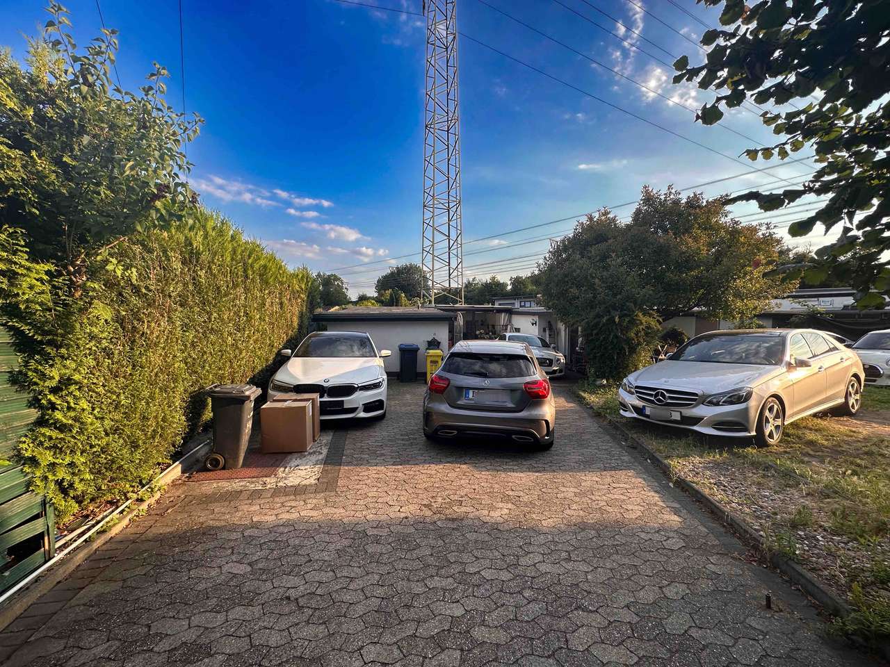 Vielseitiger Bungalow mit attraktivem Mietertrag in begehrter Lage von Düsseldorf Vielseitiger Bungalow mit attraktivem Mietertrag in begehrter Lage von Düsseldorf