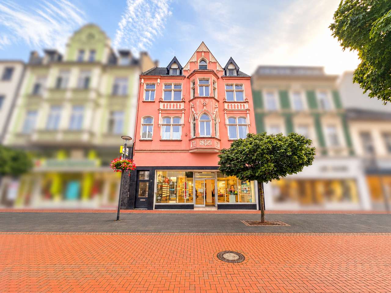 Renommiertes Wohn- und Geschäftshaus in 1A-Innenstadtlage –3 Wohnungen, langfristige Gewerbeeinheit Renommiertes Wohn- und Geschäftshaus in 1A-Innenstadtlage –3 Wohnungen, langfristige Gewerbeeinheit